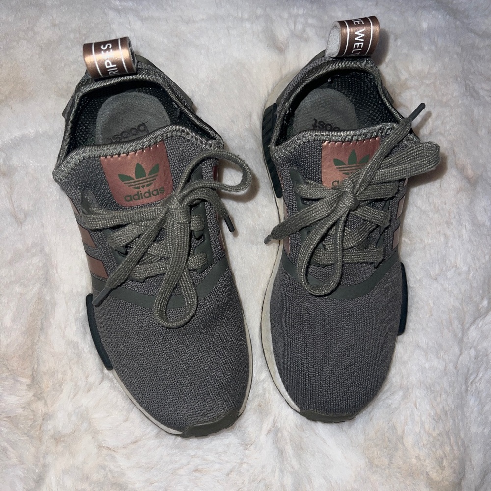 NMD_R1 metallic formstrip legacy green